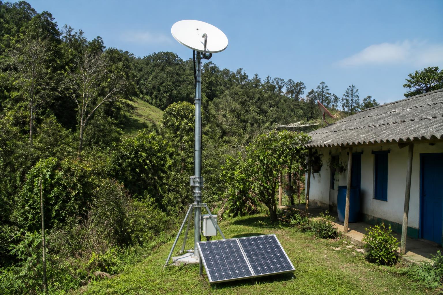 Antena de internet satelital instalada en una finca